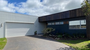 Exterior - Sunnyside - Surf Side, Linen and Wifi included (INVERLOCH)