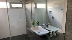 Badewanne, Haartrockner, Handtücher