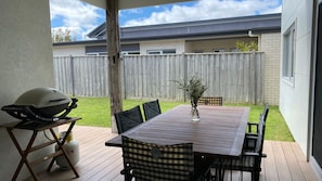 Outdoor dining - Sunnyside - Surf Side, Linen and Wifi included (INVERLOCH)