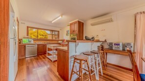 Fridge, microwave, oven, stovetop - Driftwood On Anderson - Free Wifi (INVERLOCH)