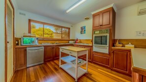 Fridge, microwave, oven, stovetop - Driftwood On Anderson - Free Wifi (INVERLOCH)