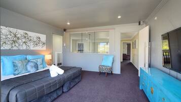 6 bedrooms, iron/ironing board, free WiFi, bed sheets
