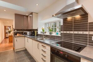 Een koelkast, een magnetron, een oven, een kookplaat