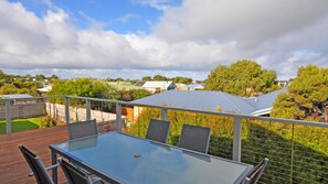 Outdoor dining - Chiaro Villa - Surf Side (INVERLOCH)