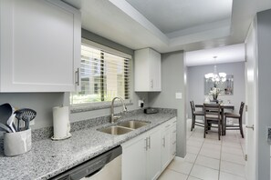 Geladeira, micro-ondas, cooktop, lava-louças