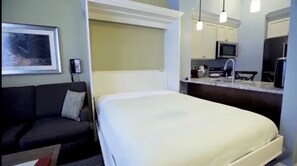 Tabla de planchar con plancha, wifi y ropa de cama 