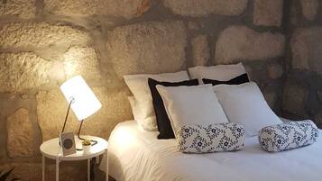 2 dormitorios, tabla de planchar con plancha, cuna de viaje