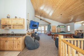 Smart TV, chimenea y reproductor de DVD 