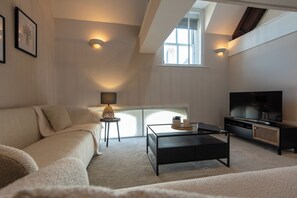 TV, DVD player - Toast Lettings | St Andrews Court - in the heart of Durham City Centre (Durham)