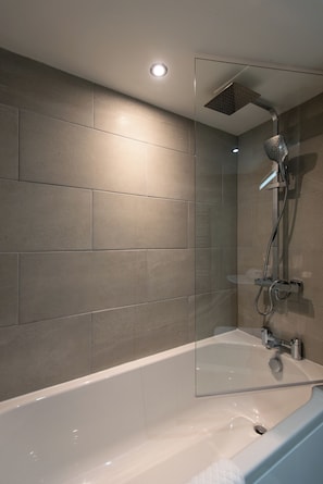 Combined shower/bathtub, hair dryer, towels, toilet paper - Toast Lettings | St Andrews Court - in the heart of Durham City Centre (Durham)