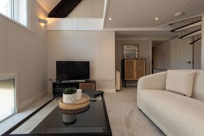 TV, DVD player - Toast Lettings | St Andrews Court - in the heart of Durham City Centre (Durham)