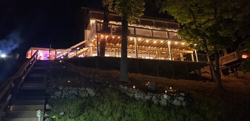 COVE RETREAT LAKEFRONT HOT TUB OUTSIDE BAR PRV DOCK LOCATION FIRE PIT & MORE!!