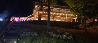 COVE RETREAT LAKEFRONT HOT TUB OUTSIDE BAR PRV DOCK LOCATION FIRE PIT & MORE!!