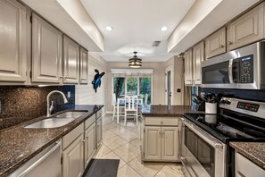 Fridge, microwave, oven, stovetop - Central Kiawah Location! 2BR Villa, Close to Beach and Tennis! (Kiawah Island)