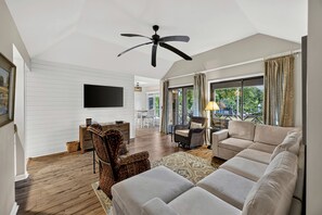TV, DVD player - Central Kiawah Location! 2BR Villa, Close to Beach and Tennis! (Kiawah Island)