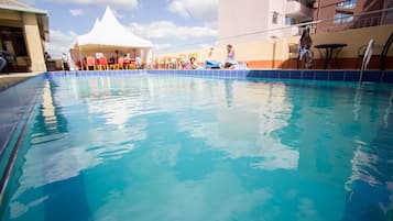 Piscina externa, piscina no terraço, funciona das 8h às 21h, guarda-sóis