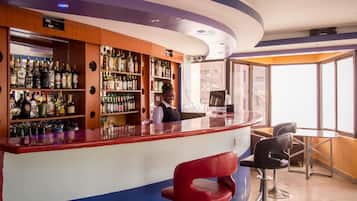 2 bars/lounges, rooftop bar