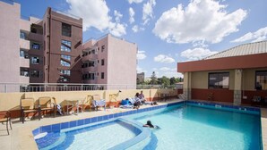 屋外プール、屋上プール、営業時間 8:00 ~ 21:00、プール パラソル