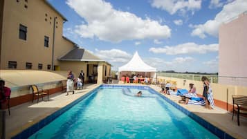 Außenpool, Pool auf dem Dach, Sonnenschirme