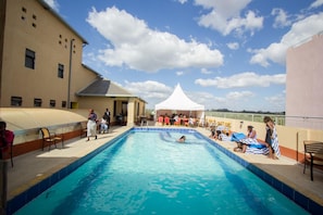Piscina externa, piscina no terraço, funciona das 8h às 21h, guarda-sóis