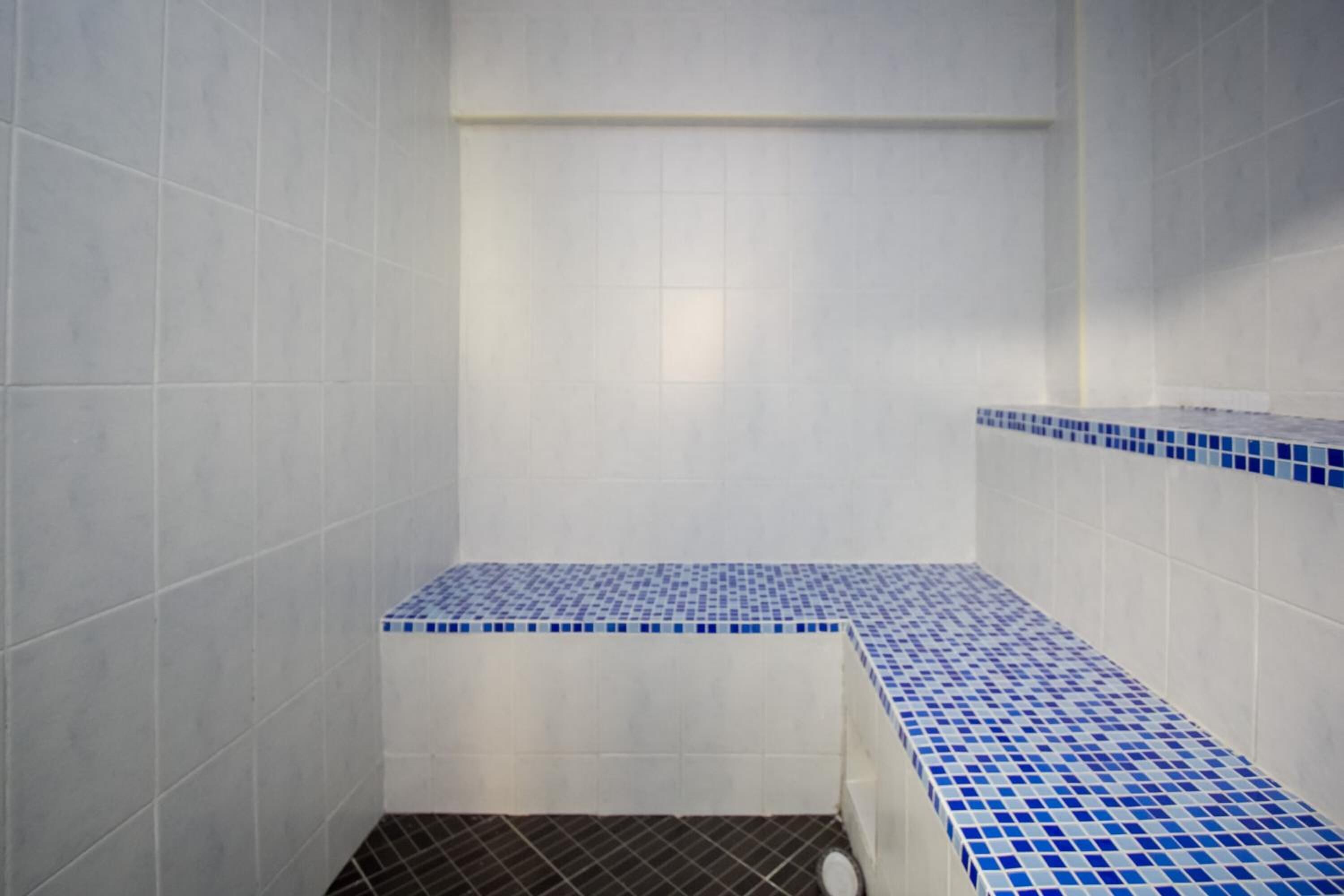 Sauna, baño de vapor, aromaterapia y masajes de tejido profundo 