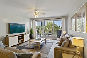 TV, books - Sterling Shores 203 - Destin, Gulf View, Heated Community Pool, Exercise Room! (Destin)