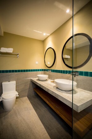 A modern bathroom with two sinks, a toilet, and a mirror. - H Boutique Hotel Xplorer Kota Damansara (Petaling Jaya)