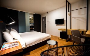 Desk, free WiFi, bed sheets - H Boutique Hotel Xplorer Kota Damansara (Petaling Jaya)