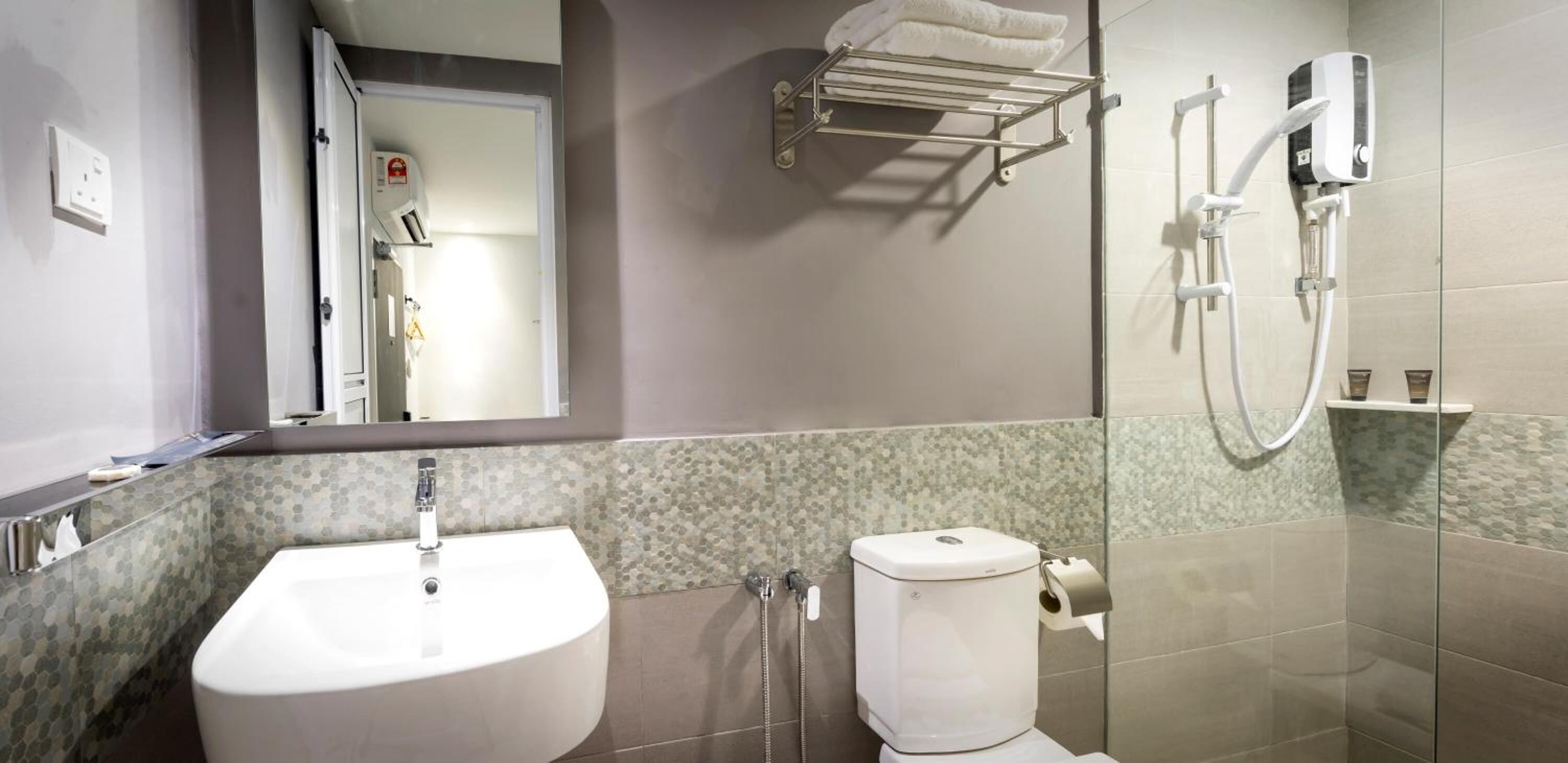 Ducha, artículos de higiene personal gratuitos, secador de pelo y bidé