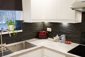 Fridge, oven, stovetop, coffee/tea maker