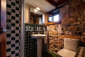 Shower, towels - Casa Ángela - country house in Villanueva de la Peña (Cantabria) | 6 guests (Villanueva De La Peña)