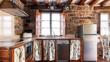 KylskÄp, mikrovÄgsugn, diskmaskin och kaffe- och tebryggare