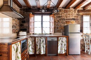 Réfrigérateur, micro-ondes, lave-vaisselle, cafetière/bouilloire