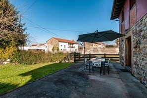Outdoor dining - Casa Ángela - country house in Villanueva de la Peña (Cantabria) | 6 guests (Villanueva De La Peña)