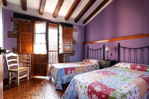 3 bedrooms, iron/ironing board, Internet, bed sheets - House, ideal for 6 people, private garden, beside a river, close to the sea (Villanueva De La Peña)