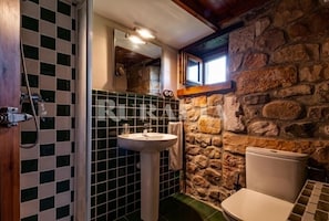 Shower, towels - Casa Ángela - country house in Villanueva de la Peña (Cantabria) | 6 guests (Villanueva De La Peña)