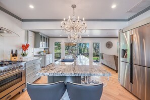 Geladeira, micro-ondas, fogão, cooktop