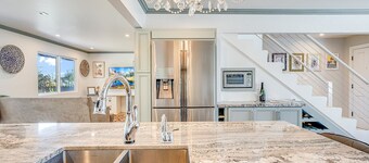 Luxurious, Spacious, Great Views, Minutes to Ocean