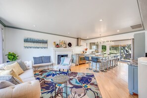 Een televisie en een open haard