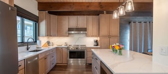 Waterford 23 | Pet Friendly | Indoor Hot Tub & Sauna | Air Conditioning