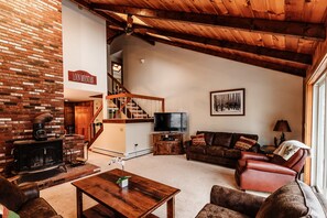 Smart TV, fireplace, DVD player, toys - Walk to Loon Ski Lifts. 10 Beds. Free Pool & Gym Access.  Near Pemi River (Lincoln)