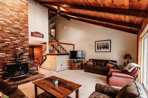 Premier  On Loon Mtn Home- 11 Bed.  Free Pool/ Gym Access! Walk to Lift!