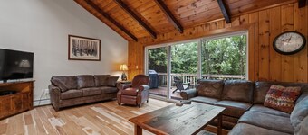 Walk to Loon Ski Lifts. 10 Beds. Free Pool & Gym Access.  Near Pemi River