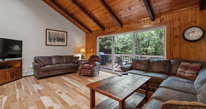 Walk to Loon Ski Lifts. 10 Beds. Free Pool & Gym Access. Near Pemi River