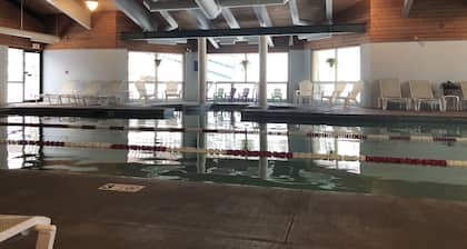 Walk to Loon Ski Lifts. 10 Beds. Free Pool & Gym Access. Near Pemi River
