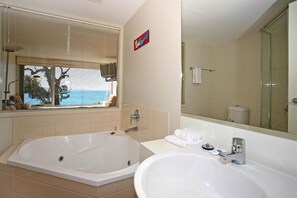 Bathtub, free toiletries