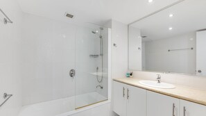 Combined shower/tub - Ryson Unit 7 Kings Beach QLD (KINGS BEACH)