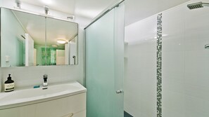Shower - Culverston Unit 15 Kings Beach QLD (KINGS BEACH)