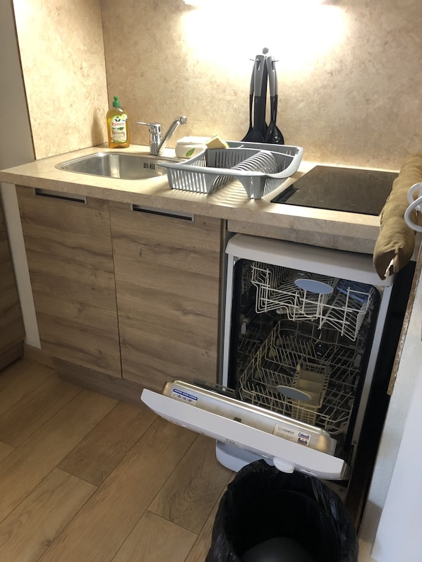 Réfrigérateur, four à micro-ondes, surface de cuisson, lave-vaisselle