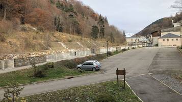 مواقف سيارات في المنشأة الفندقية، يُنصَح باستخدام سيارة